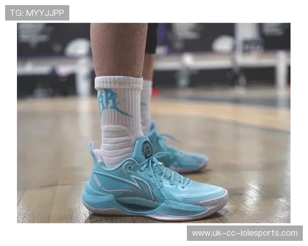 足球球星如何选择搭配球袜与球鞋的技巧与背后意义解析 足球球星如何选择搭配球袜与球鞋的技巧与背后意义解析